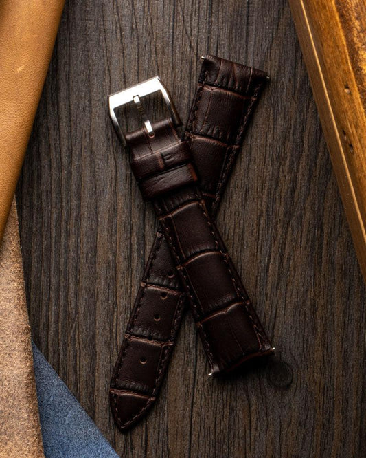 高級ブラウンレザー腕時計ベルト 20mm、木製テーブルの上にディスプレイ