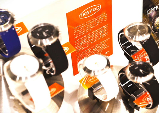 IKEPODの腕時計がディスプレイに並ぶ、シンプルでモダンなデザインの時計コレクション展示