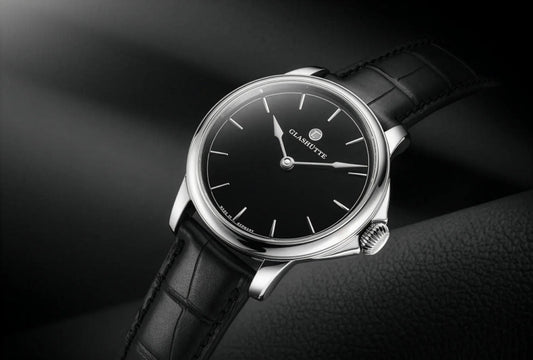 黒い文字盤とシルバーケース、レザーストラップの高級メンズ腕時計