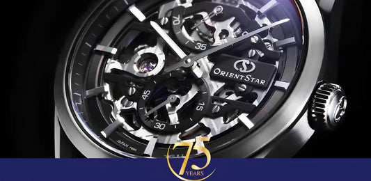 スケルトン仕様機械式腕時計のクローズアップ画像、精密な内部構造が見えるデザイン