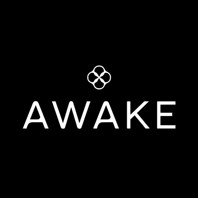 黒背景に白文字でAWAKEとロゴマークが配置されたシンプルなロゴ画像