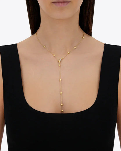 女性が着用したゴールドY字ネックレス、シンプルでエレガントなデザイン