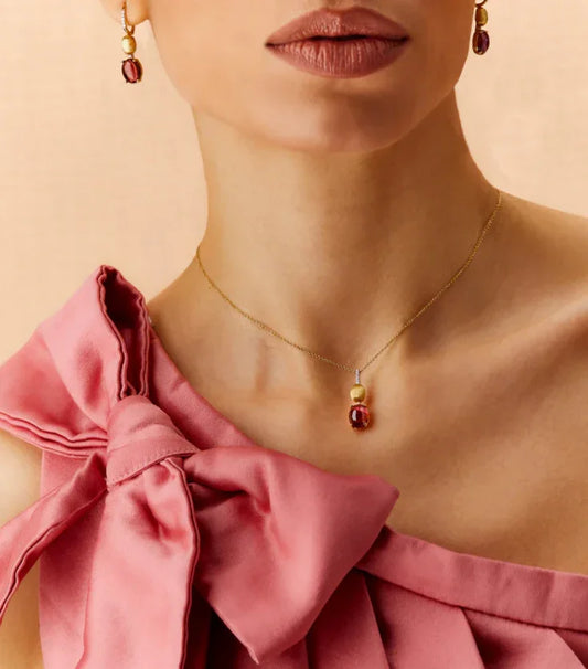 パールと赤い宝石のネックレスとピアスを着用した女性、エレガントなドレス