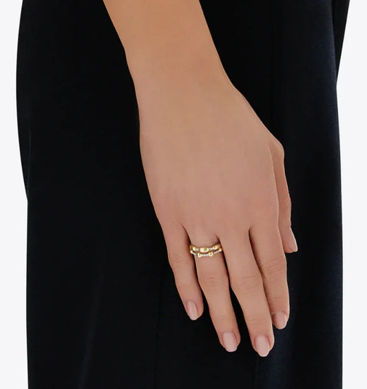 ゴールドリングを着用した女性の手元、エレガントなジュエリーのディテールが際立つ