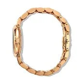 ゴールドカラーの金属ブレスレットが付いたクラシックな腕時計、横からのシンプルな商品画像