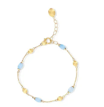 ゴールドチェーンとブルービーズが連なる上品なブレスレット