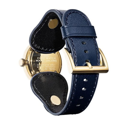 ゴールドケースとネイビー革ベルトの高級感ある腕時計、裏面ディテールが強調