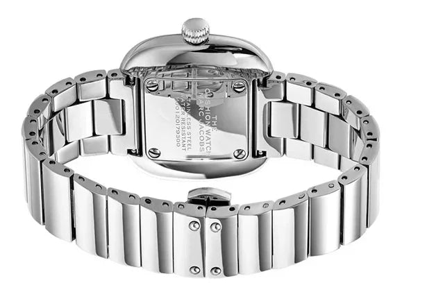 シルバーのステンレス製腕時計、裏蓋とブレスレットのディテールが特徴