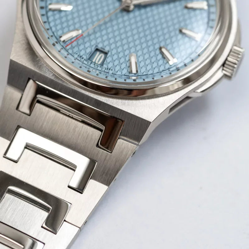 ブルーの文字盤とステンレスブレスレットが特徴の高級機械式腕時計アップ