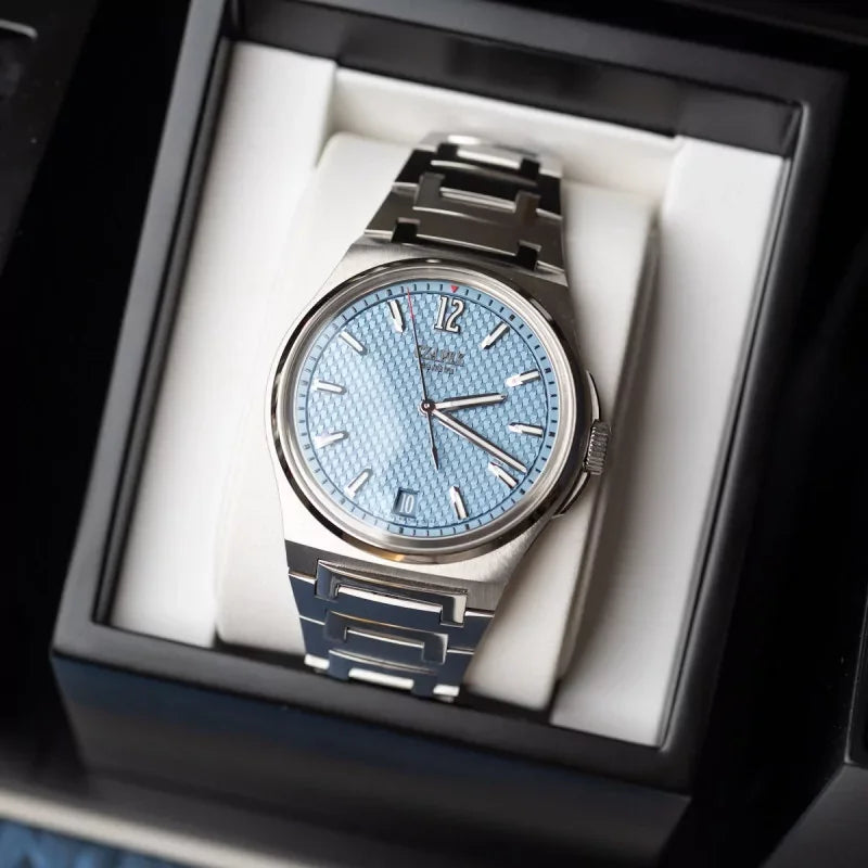 シルバーステンレスブレスレットとアイスブルーダイヤルの高級機械式腕時計