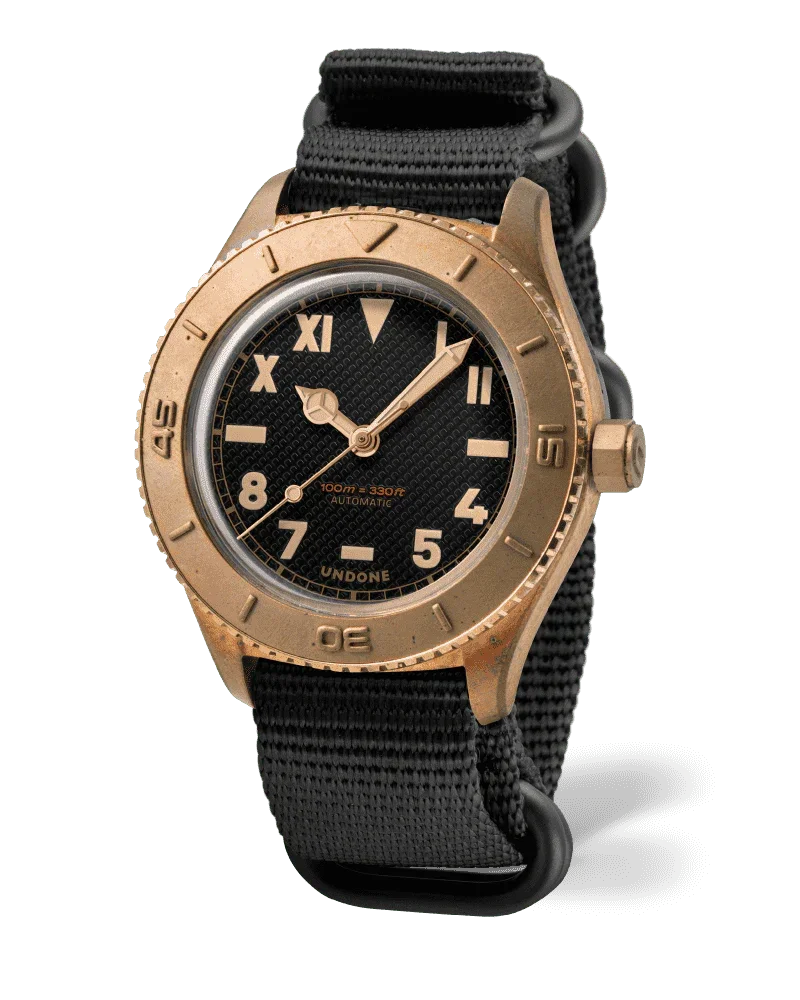 ブロンズケースと黒文字盤の自動巻き腕時計、ナイロンストラップ付き