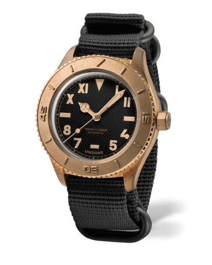 ブロンズケースと黒文字盤の自動巻き腕時計、ナイロンストラップ付き