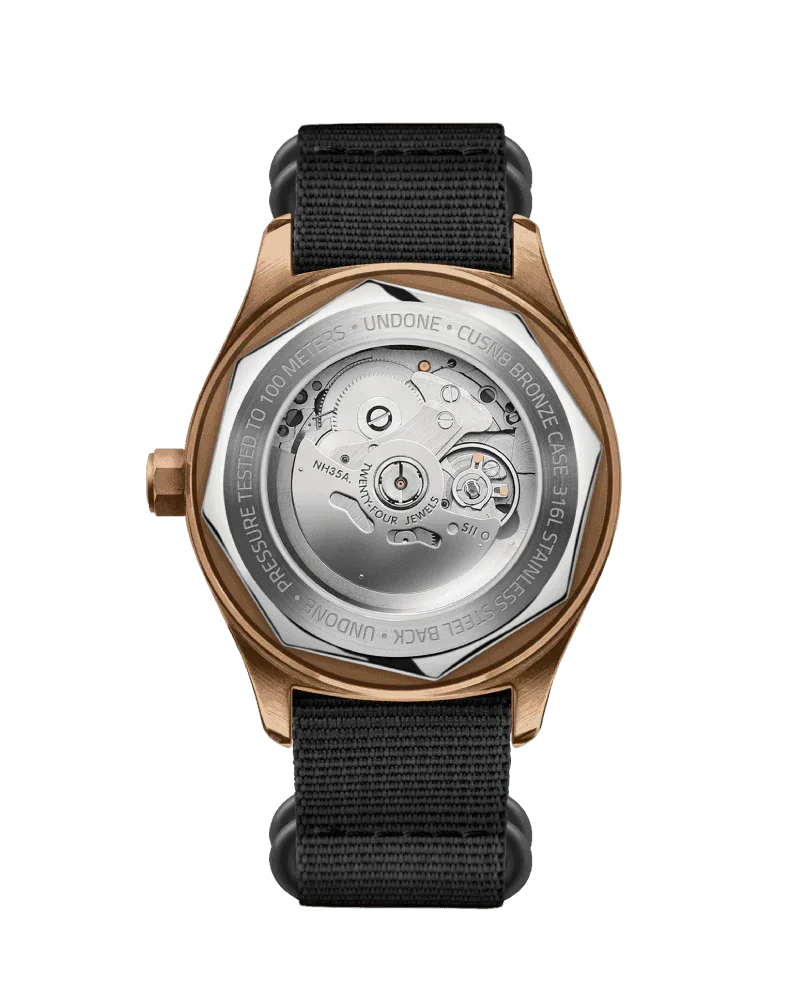 ブロンズケースと黒いナイロンストラップの機械式腕時計、シースルーバックでムーブメントが見える