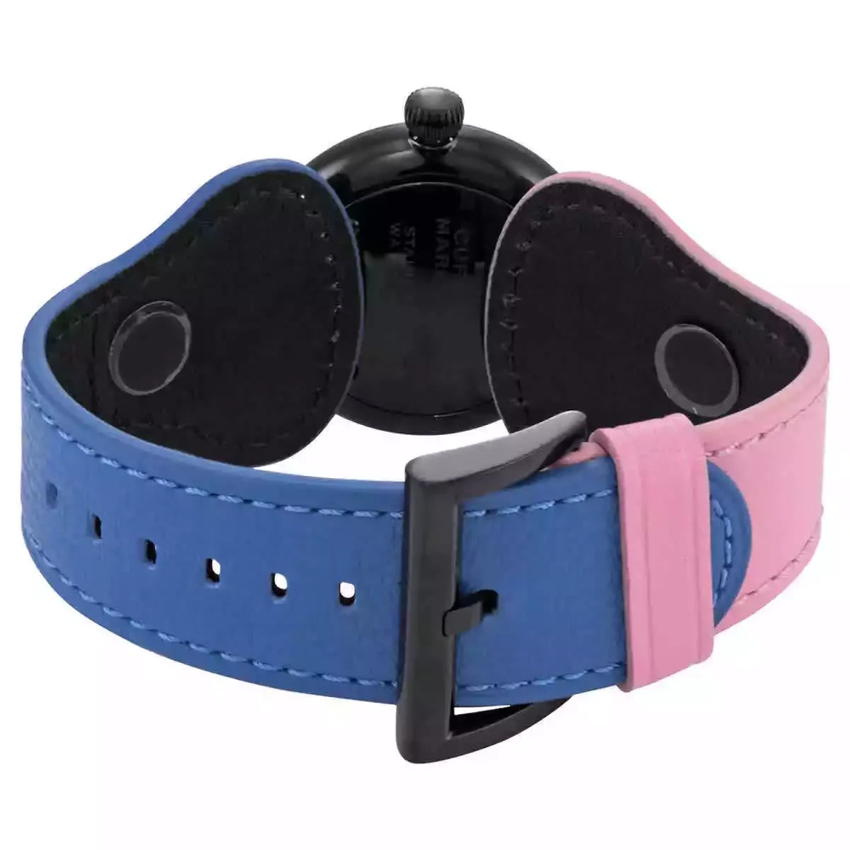 青とピンクの革ベルトが特徴的な腕時計の裏側、黒いバックル付き