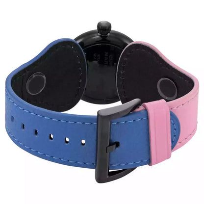 青とピンクの革ベルトが特徴的な腕時計の裏側、黒いバックル付き