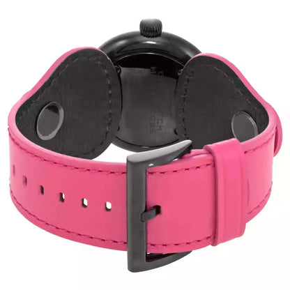 ピンクレザーのベルトと黒色ケースの腕時計、バックル留め具が特徴